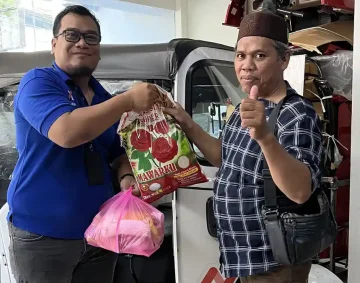 LEBARAN-IDULFITRI-Driver-Bajaj-Maxride-menerima-paket-sembako